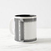 アジア、日本、東京。フジテレビ建物、外観 ツートーンマグカップ (正面左)