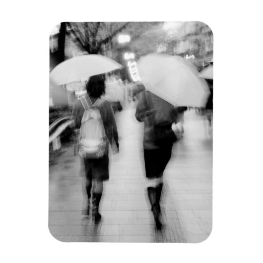 アジア、日本、東京。女性たちと傘 マグネット (縦)