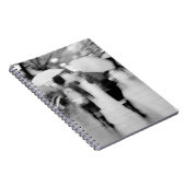 アジア、日本、東京。若い女性と傘。 ノートブック (右側)