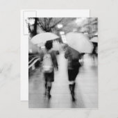 アジア、日本、東京。 若い女性と傘。 ポストカード (正面/裏面)