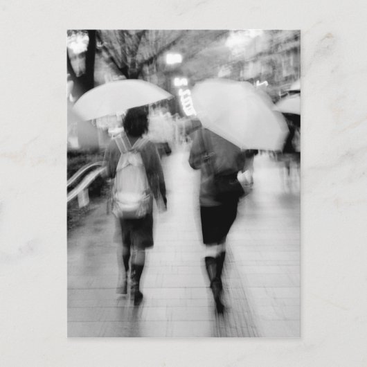 アジア、日本、東京。 若い女性と傘。 ポストカード (正面)