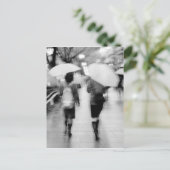 アジア、日本、東京。 若い女性と傘。 ポストカード (スタンド正面)