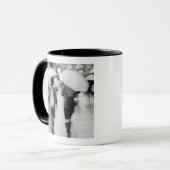 アジア、日本、東京。若い女性と傘。 マグカップ (正面左)