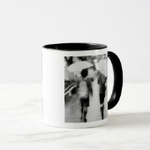 アジア、日本、東京。若い女性と傘。 マグカップ (正面右)