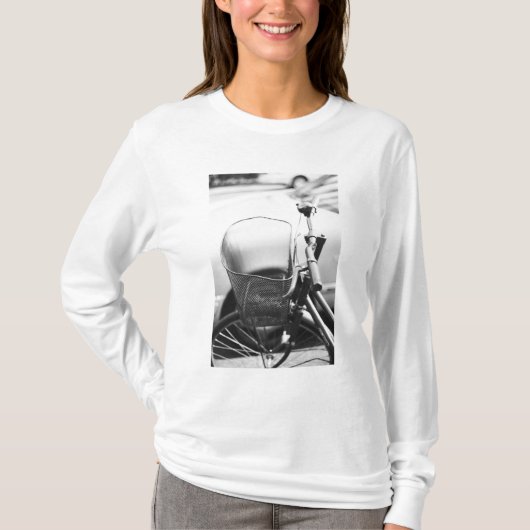 アジア、日本、東京。銀座の自転車バスケット Tシャツ (正面)