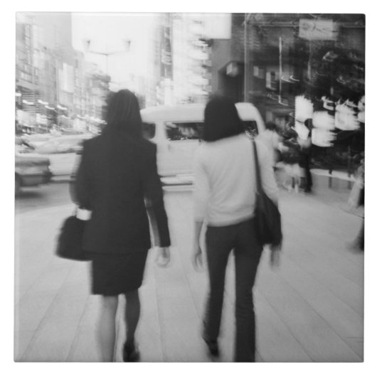 アジア、日本、東京。銀座の若い女性たち。 タイル (正面)