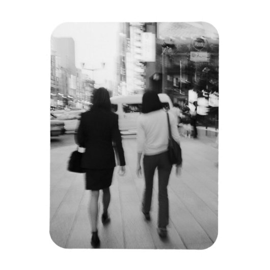 アジア、日本、東京。銀座の若い女性たち。 マグネット (縦)