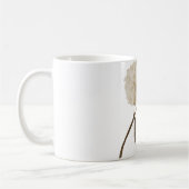 アジサイが付いている白い陶磁器のマグ コーヒーマグカップ (左)
