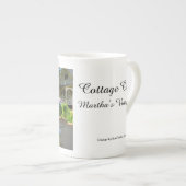 アジサイとピケットフェンス – マーサのブドウ畑 ボーンチャイナマグカップ (正面右)