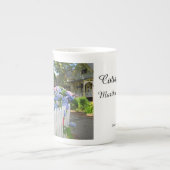 アジサイとピケットフェンス – マーサのブドウ畑 ボーンチャイナマグカップ (正面)