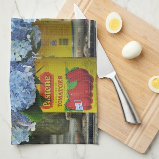 アジサイと新鮮な花がトマト缶に キッチンタオル (四つ折り)