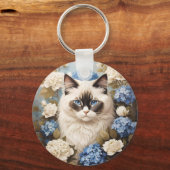 アジサイの花が咲くラグドール猫 キーホルダー (正面)