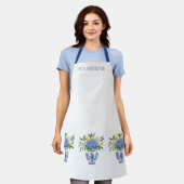 アジサイ付きの青と白のチャイノワリーの花瓶 エプロン (着用した状態)