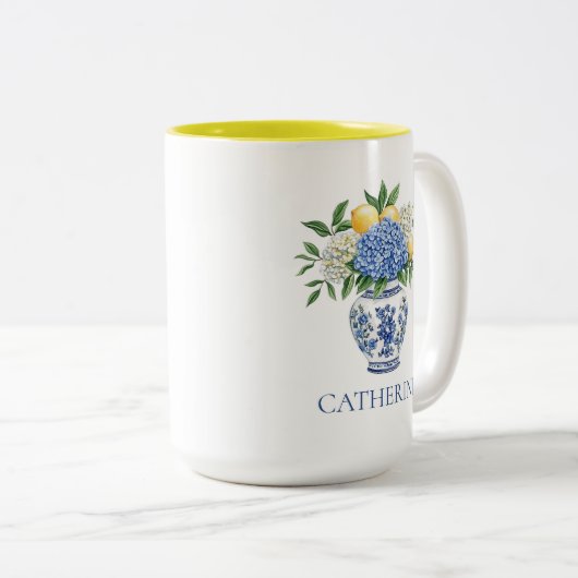 アジサイ付きの青と白のチャイノワリーの花瓶 ツートーンマグカップ (正面右)