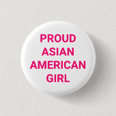 アジ誇りを持ったアンアメリカン女子ホワイトピンクタイポグラフィ 缶バッジ (正面)