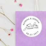 アスイートサンキューユーハート結婚式の引き出物 ラウンドシール<br><div class="desc">結婚式の引き出物の白いシールと黒いタイポグラフィデザインとハート。かわいい結婚式の引き出物のステッカーお菓子と甘いお菓子ありがとう美しいタイポグラフィデザイン。白結婚式の引き出物のシールと黒の文字と小さなハート。白結婚と黒のスティッカーの扱い。の結婚ステッパーソナライズされたカーは曲がった文字で名結婚前と日付と一緒に扱う。</div>