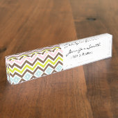 アステカな色-シックなシェブロンのジグザグパターン デスクネームプレート (側面)