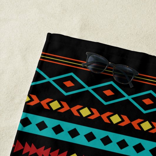 アステカティール（緑がかった色）レッズイエローブラックミックスモチーフ ビーチタオル (インサイチュ)