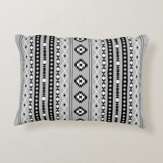 アステカ白黒グレー混合モチーフVパターン アクセントクッション (裏面)
