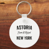 アストリア クイーンズ NYC プライド 引用 誕生 育ち ネイティブ キーホルダー (正面)