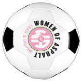 アスファルトサッカーボールの女性 サッカーボール (回転)