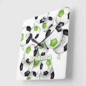 アスリートの名前の明るい緑の黒いサッカーボール スクエア壁時計 (傾斜)