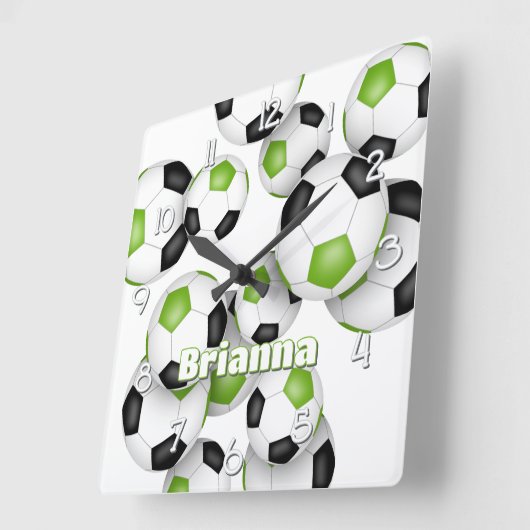 アスリートの名前の明るい緑の黒いサッカーボール スクエア壁時計 (傾斜)