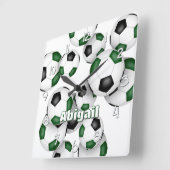 アスリート名の上の緑の黒いサッカーボール スクエア壁時計 (傾斜)