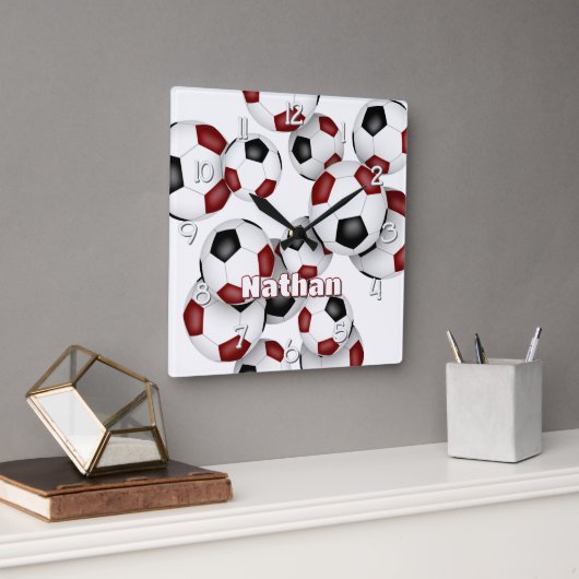 アスリート名マルーン黒サッカーボールクラスタ スクエア壁時計 (オフィス)
