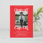 アスリート赤と白卒業クリートオフのキャップのオン 招待状 (スタンド正面)