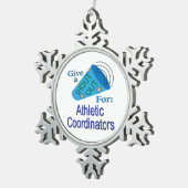 アスレティックコーディネーターに大声で叫ぶ スノーフレークピューターオーナメント (右)