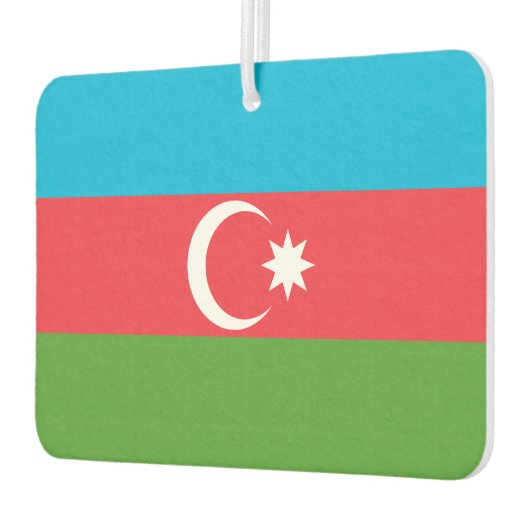 アゼルバイジャン国旗を掲げた新気車 カーエアーフレッシュナー (左)