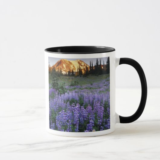 アダムズ山と亜高山の牧草地の日の入り マグカップ (右)