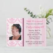 アダルトバースデーパーティーフォト招待状ピンクダマスク 招待状 (スタンド正面)