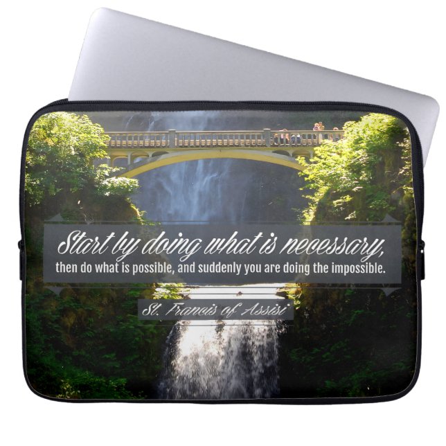 アッシジ感動的引用文「Doing」 ラップトップスリーブ (正面)