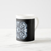 アッシャーカットダイヤモンドマクロ – 鏡ホール ボーンチャイナマグカップ (正面右)