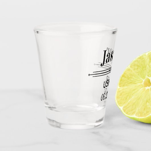 アッシャーパーソナライズされた ショットグラス (左)