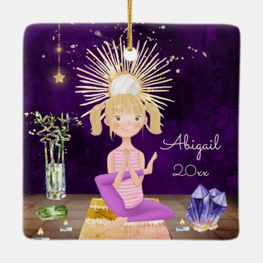アットピパーソナライズされたースヨガブロンドガールクリスマス セラミックオーナメント (裏面)