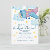 アップアップと紫遠くにの飛行機の男の赤ちゃんシャワー 招待状 (スタンド正面)