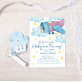 アップアップと紫遠くにの飛行機の男の赤ちゃんシャワー 招待状