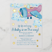 アップアップと紫遠くに灰色の飛行機の赤ちゃんシャワー 箔招待状 (正面)