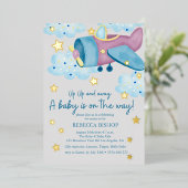 アップアップと紫遠くに灰色の飛行機の赤ちゃんシャワー 箔招待状 (立ち正面)