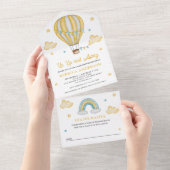 アップアップと黄色遠くにの熱気球の赤ちゃんシャワー オールインワン招待状 (貼ってはがせる)