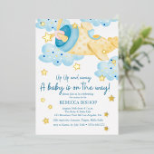 アップアップと黄遠くに色の飛行機男の赤ちゃんシャワー 箔招待状 (立ち正面)