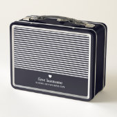 アップスケモダンストライプールハートモノグラムブラック付き メタルランチボックス (裏面)