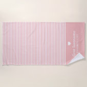 アップスケモダンーストライプルハートモノグラムの ビーチタオル (正面)