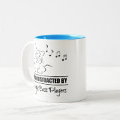 アップライトベースのプレイヤーに気を取られやすい猫 ツートーンマグカップ (正面左)