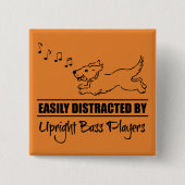 アップライトベースの選手に気さくで可愛い犬 缶バッジ (正面)