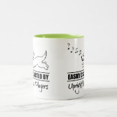 アップライトベースの選手に気を取られやすい犬 ツートーンマグカップ (中央)