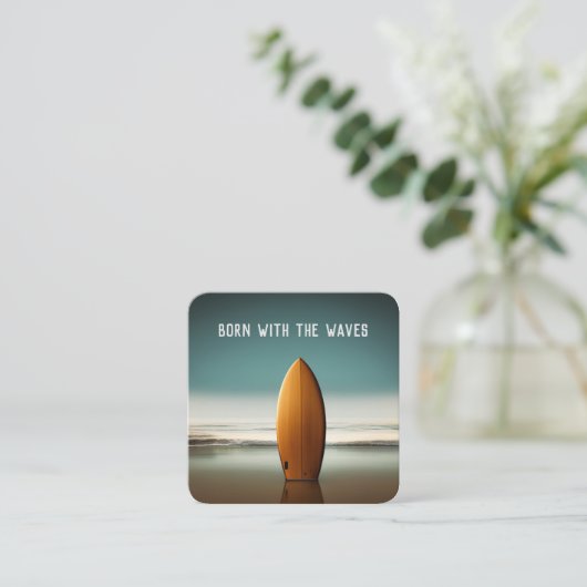 アップライト木製サーフボードオン海ビーチ スクエア名刺 (スタンド正面)